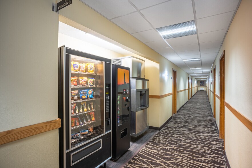 More Photos Of 5020 NE 14th St, Des Moines Hotel For Sale