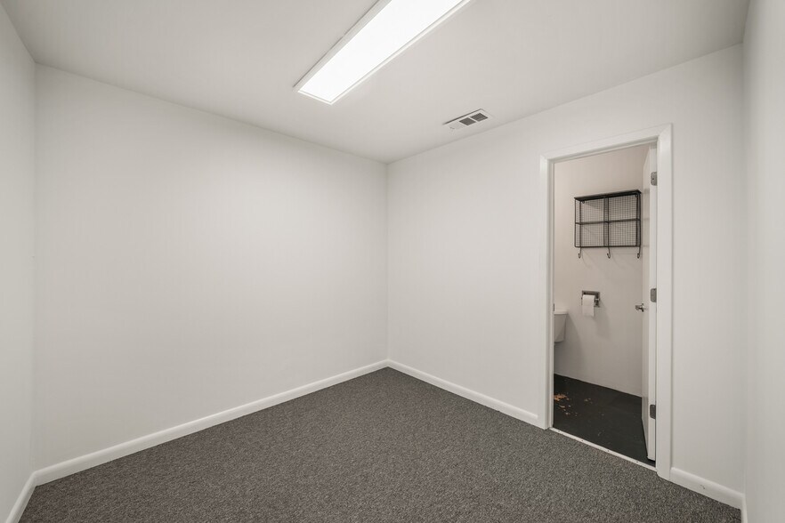 More Photos Of 4229 Bellaire Blvd, Houston Warehouse For Lease