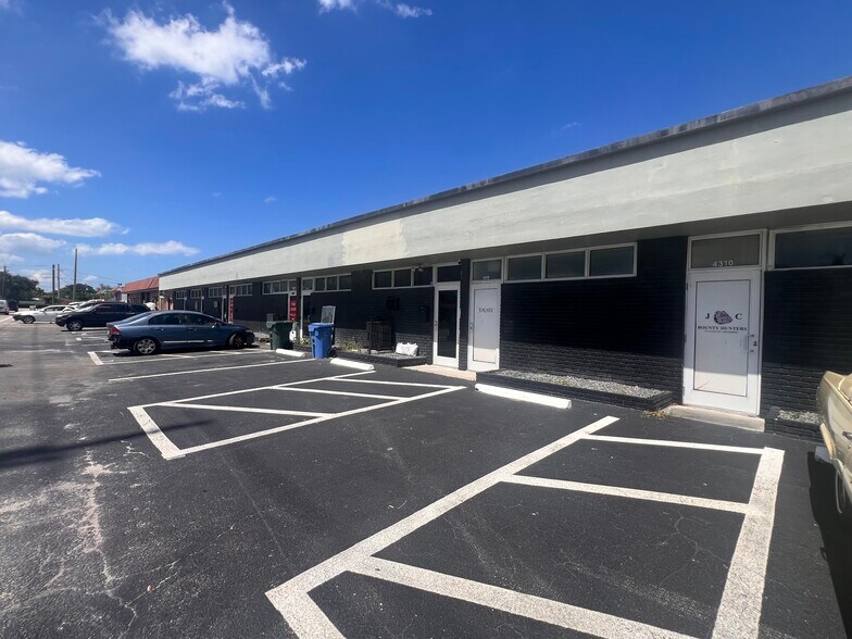 More Photos Of 4310-4326 NE 5th Ave, Oakland Park Warehouse For Lease