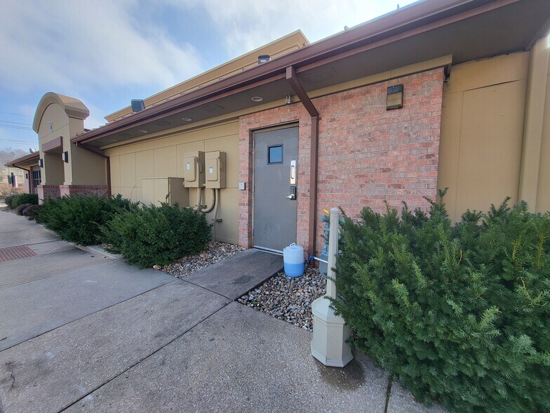 More Photos Of 648 S Neosho Blvd, Neosho Restaurant For Lease