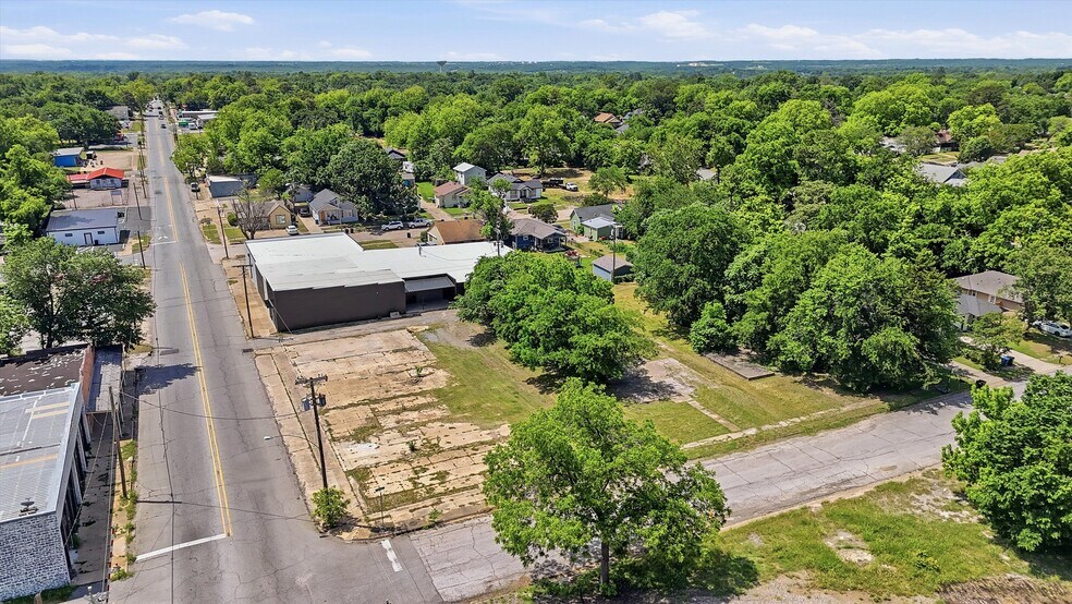 More Photos Of 613 S Armstrong Ave, Denison Warehouse For Sale