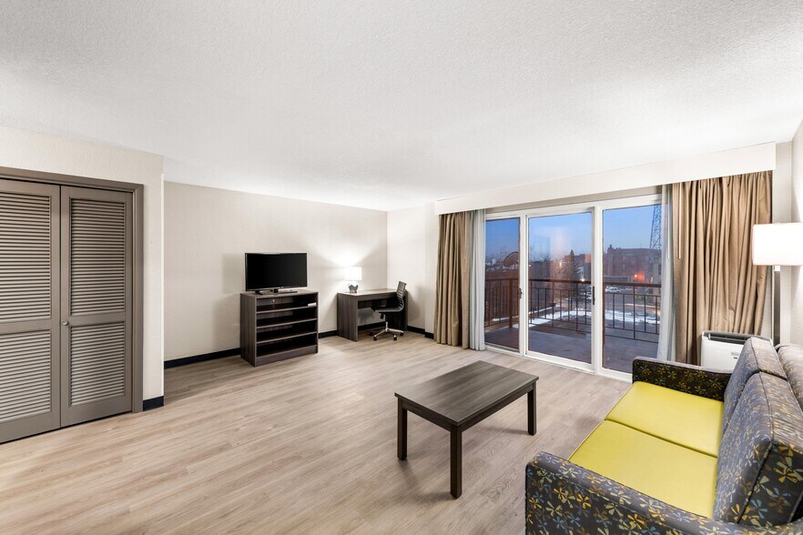 More Photos Of 70 N Stevens St, Rhinelander Hotel For Sale