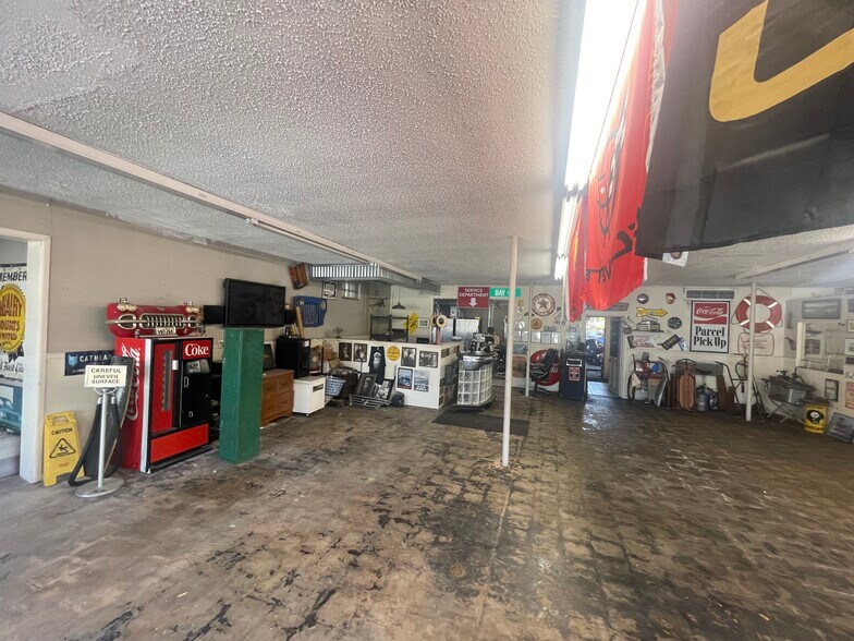 More Photos Of 82 N Yonge St, Ormond Beach General Retail For Sale