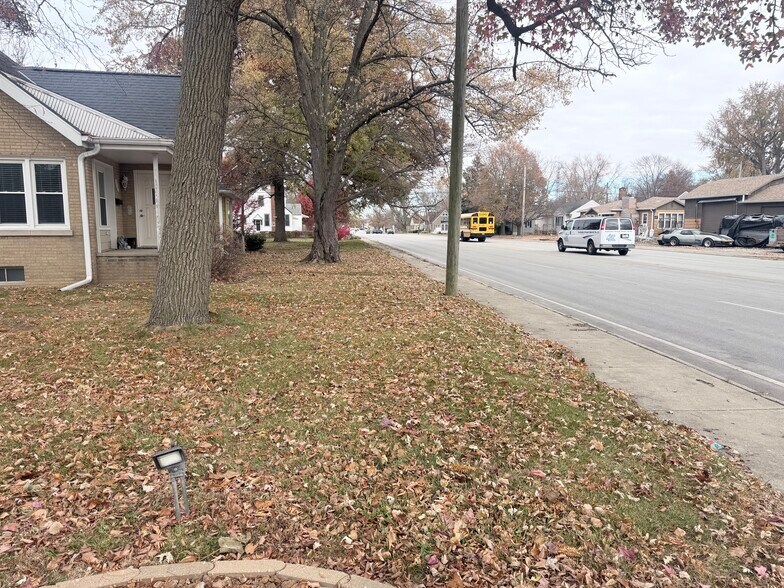 More Photos Of 700 N River Dr, Kankakee Office For Sale