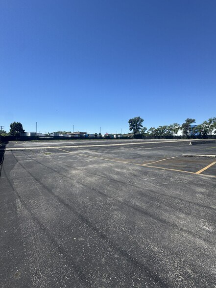 More Photos Of 621 Busse Rd, Bensenville Warehouse For Lease