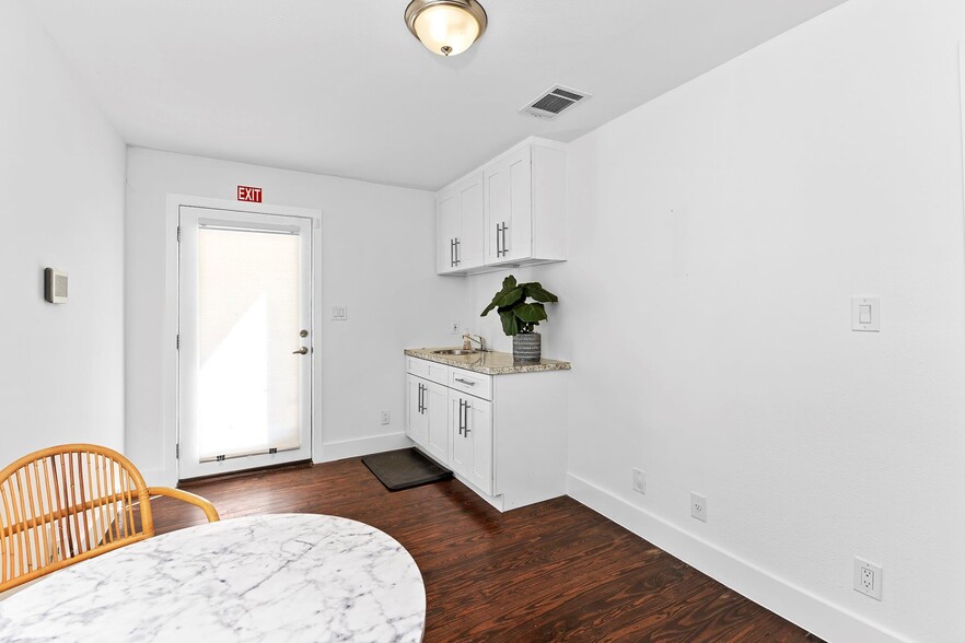 More Photos Of 1512 W Koenig Ln, Austin Office For Sale