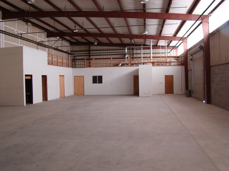 More Photos Of 4621 Grumman Dr, Medford Warehouse For Lease