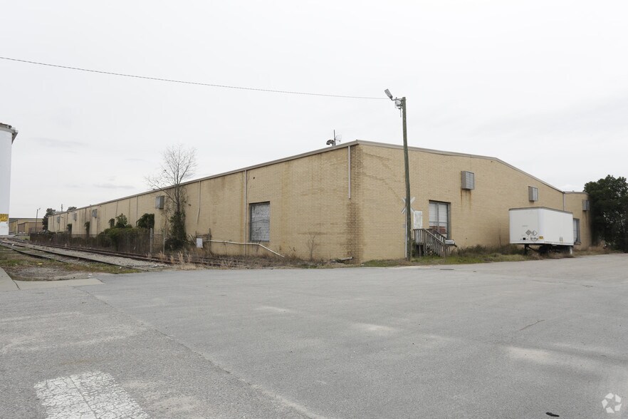 More Photos Of 825 Garland St, Columbia Distribution For Lease