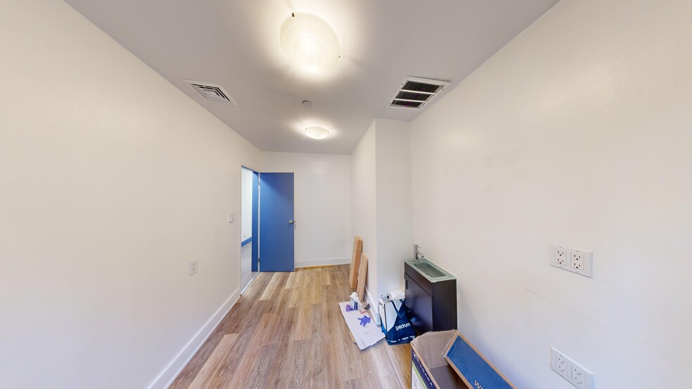 More Photos Of 194 Nassau Ave, Brooklyn Storefront Retail Office For Lease