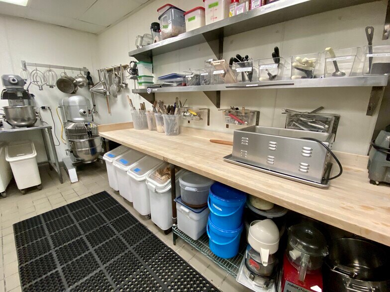 More Photos Of 826 Pico Blvd, Santa Monica Storefront For Sale