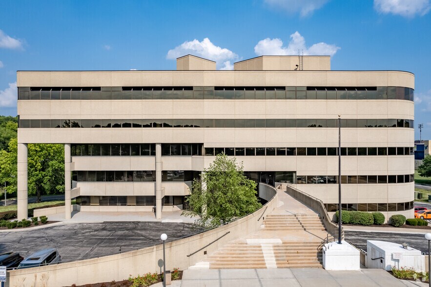 More Photos Of 9200 Ward Pky, Kansas City Office For Sale