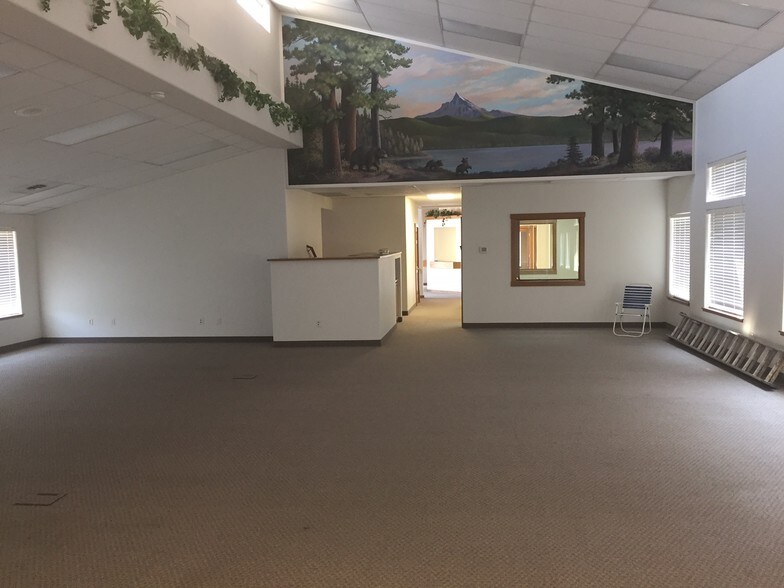 More Photos Of 3882 Crater Lake Ave, Medford Office For Sale