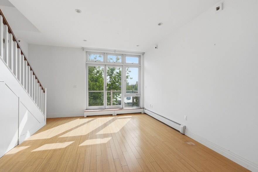 More Photos Of 146 Diamond St, Brooklyn Apartments For Sale