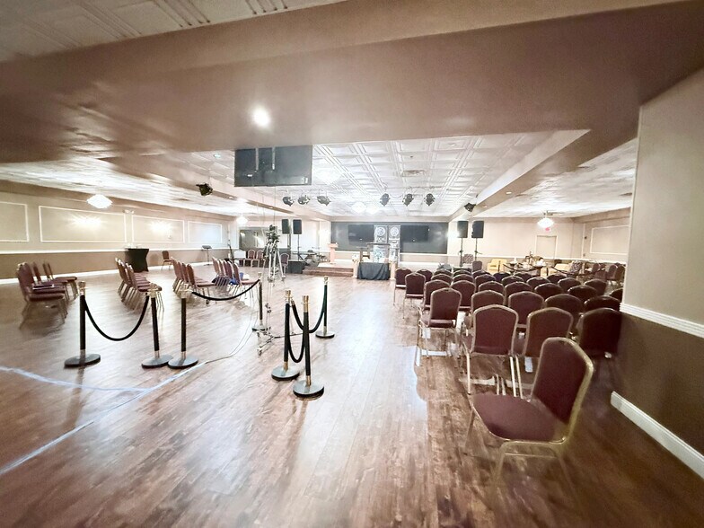 More Photos Of 101 W Glade Rd, Euless Unknown For Lease