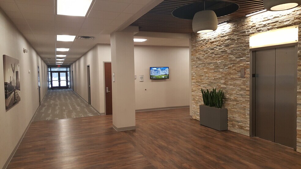 More Photos Of 3901 W 86th St, Indianapolis Office For Lease