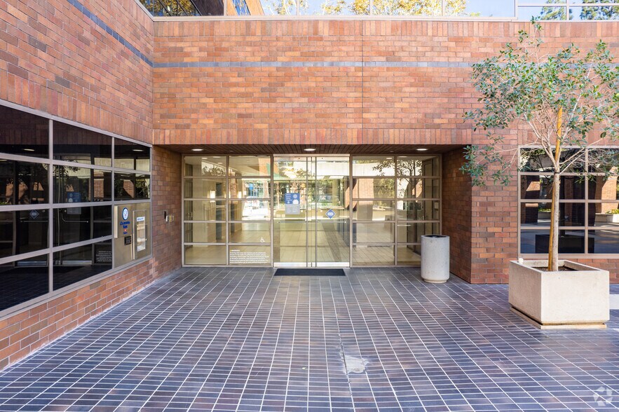 More Photos Of 21800 Burbank Blvd, Woodland Hills Loft Creative Space For Lease