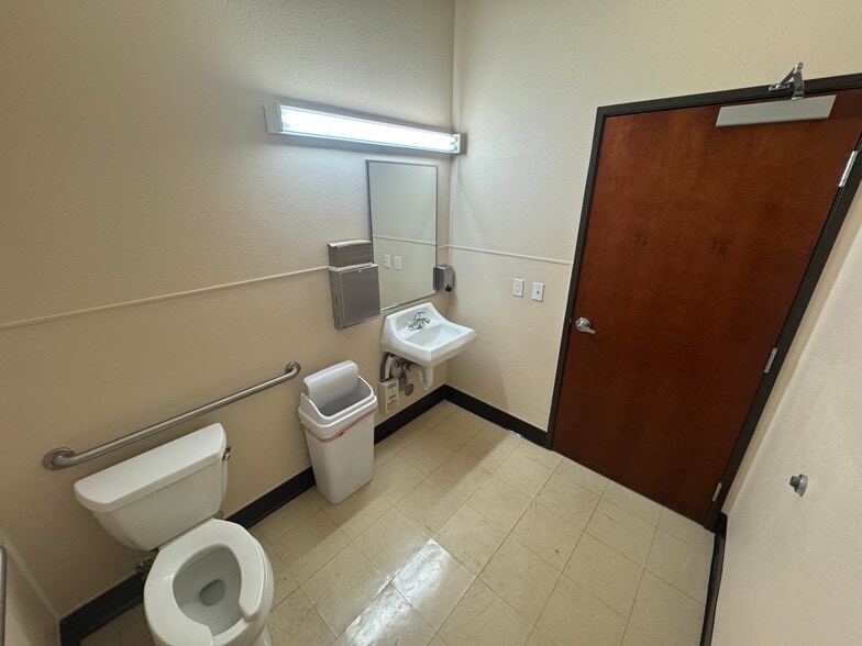 More Photos Of 2406 Monte Vista Ave, Turlock Unknown For Lease