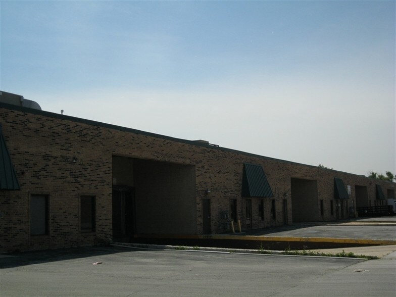 More Photos Of 12330-12358 S Latrobe Ave, Alsip Warehouse For Lease