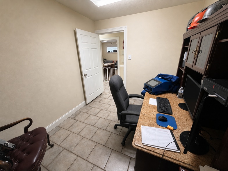 More Photos Of 18525 I-30 Hwy, Benton Showroom For Sale