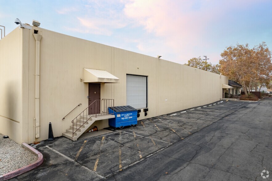 More Photos Of 540 W Woodbury Rd, Altadena Office For Lease
