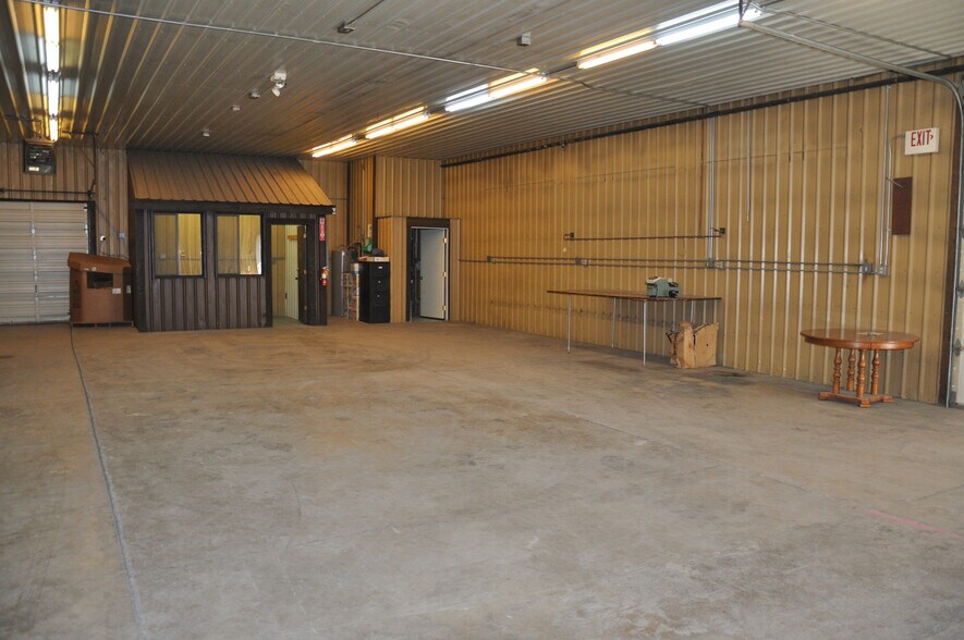 More Photos Of 6065 - 6073 US Highway 93, Olney Warehouse For Lease