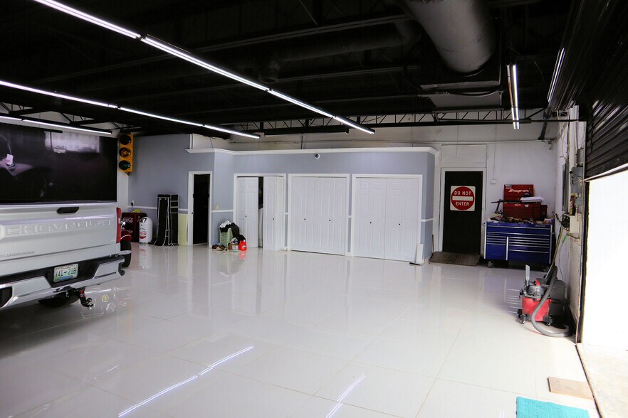 More Photos Of 395 S Ocoee St, Cleveland Showroom For Sale