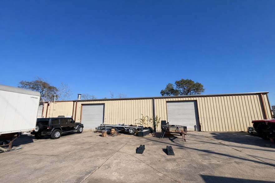 Primary Photo Of 11708 Euclaire Dr, Houston Industrial For Sale