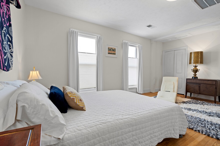 More Photos Of 238 E King St, Strasburg Storefront For Sale