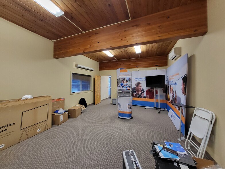 More Photos Of 555 Conger St, Eugene Flex For Sale