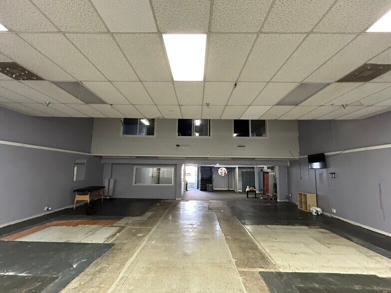 More Photos Of 5645 Hollywood Blvd, Hollywood General Retail For Lease