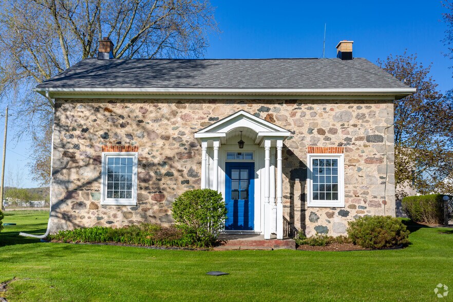 More Photos Of 250 Woolwich St, Breslau Office For Lease