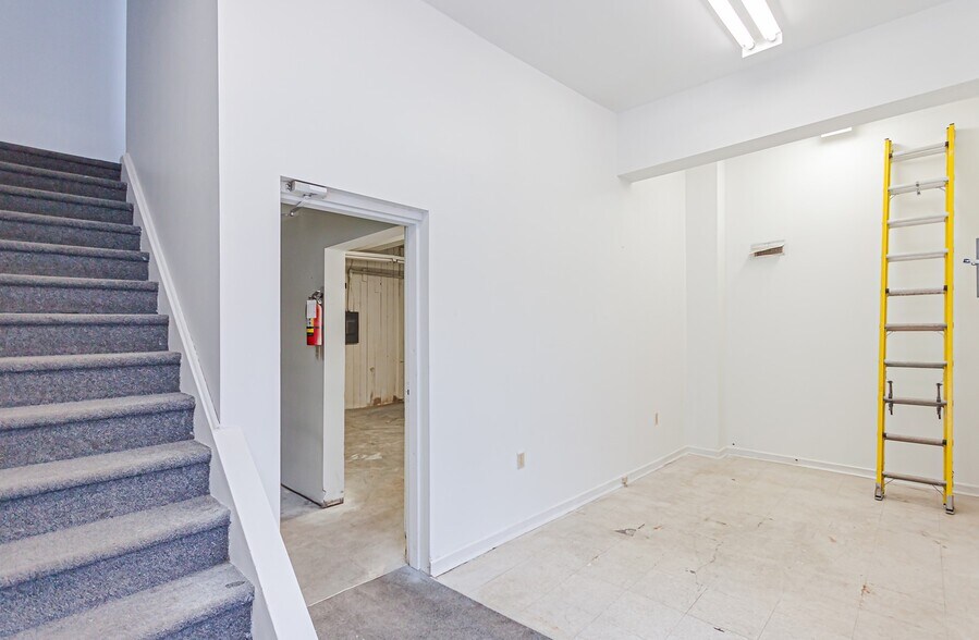 More Photos Of 151 Brock St N, Whitby Warehouse For Lease