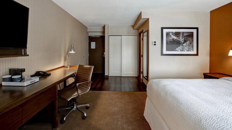 More Photos Of 500 Hamilton Blvd, Peoria Hotel For Sale