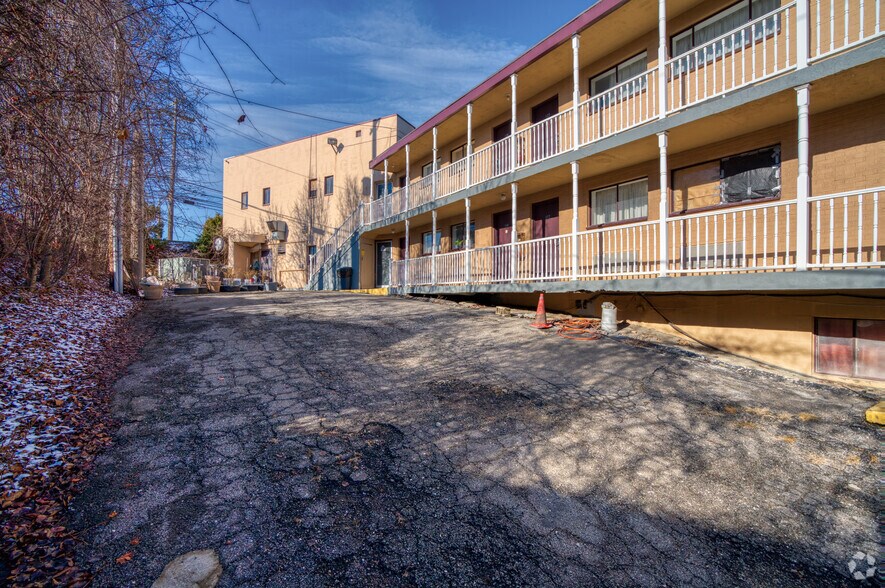 8857 University Blvd, Coraopolis, PA 15108 Hotel For Sale