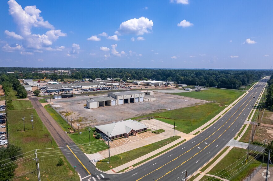 More Photos Of 851 W Harrison Rd, Longview Service For Lease