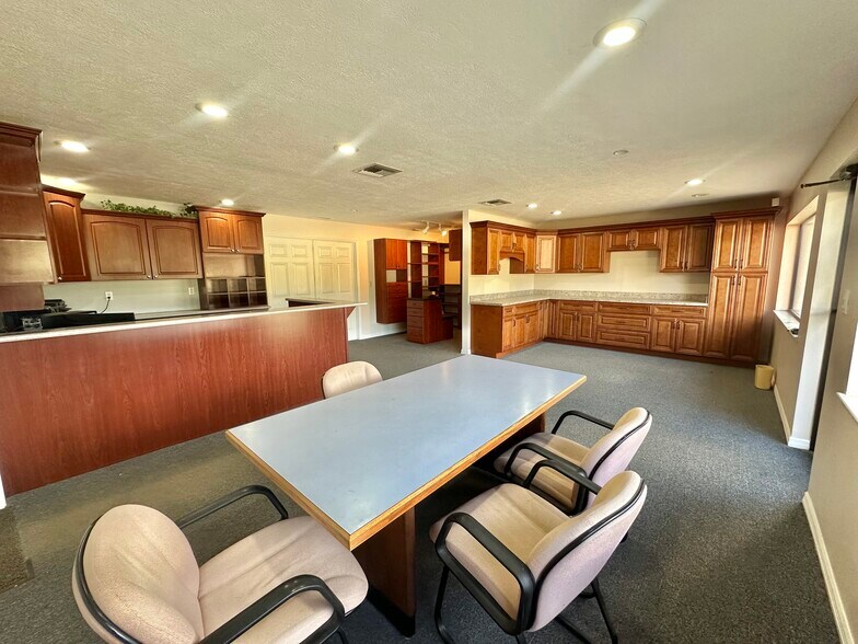 More Photos Of 739 Glenwood Ave, Sebring Manufacturing For Sale