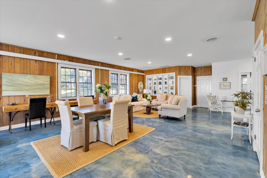 More Photos Of 627 S Main St, Centerville Office For Sale