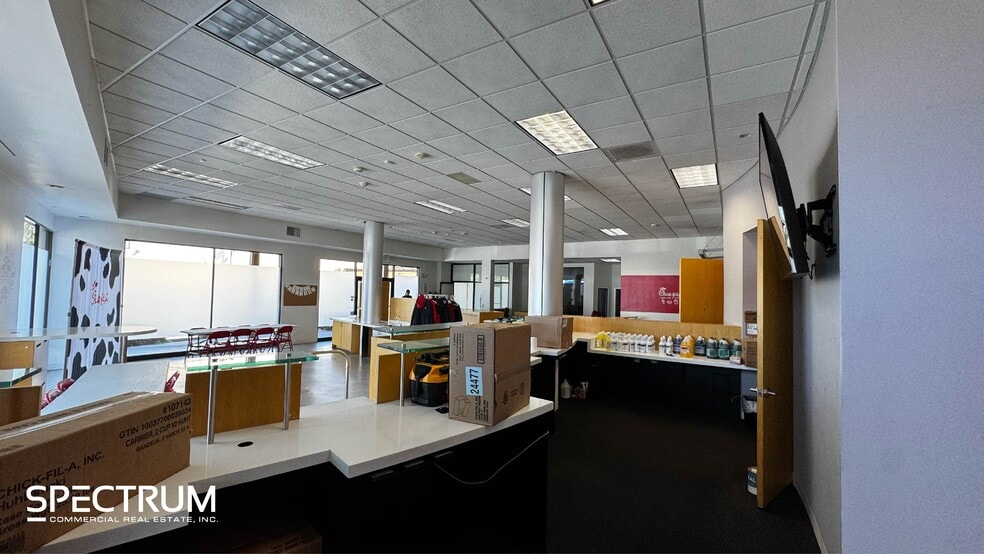 More Photos Of 17648-17656 Ventura Blvd, Encino Unknown For Lease