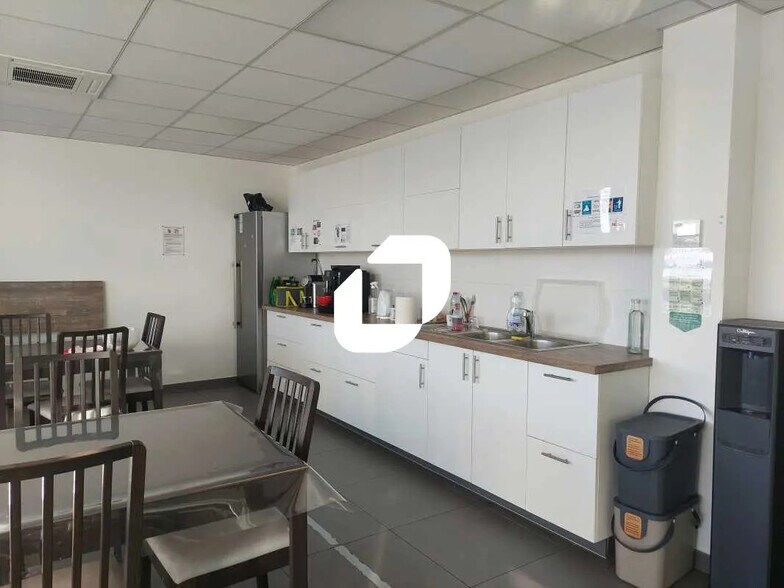 More Photos Of 3 Rue Du Groupe Manoukian, Élancourt Light Manufacturing For Lease