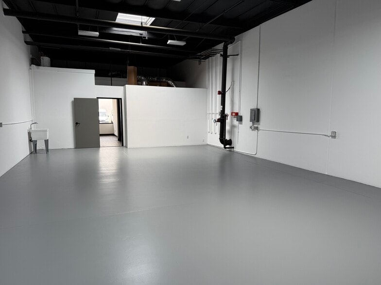 More Photos Of 1422 S Allec St, Anaheim Light Manufacturing For Lease