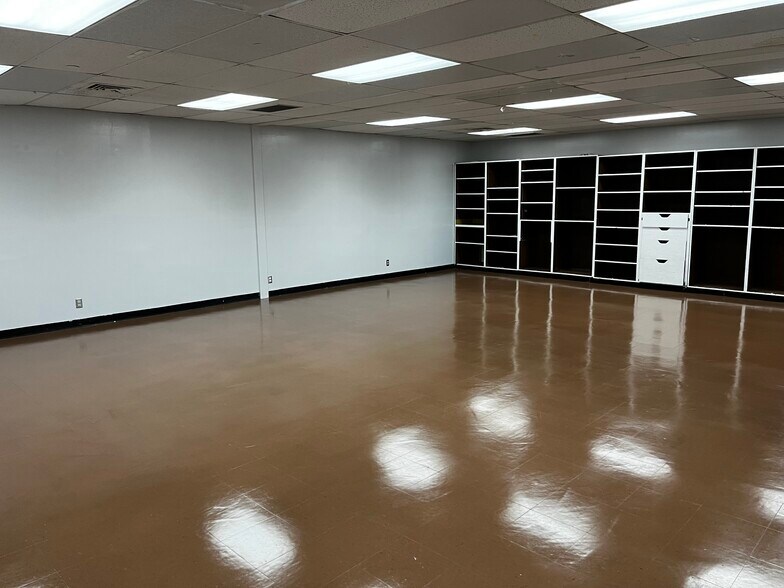More Photos Of 7600 Woodrow Ave, Austin Schools For Lease