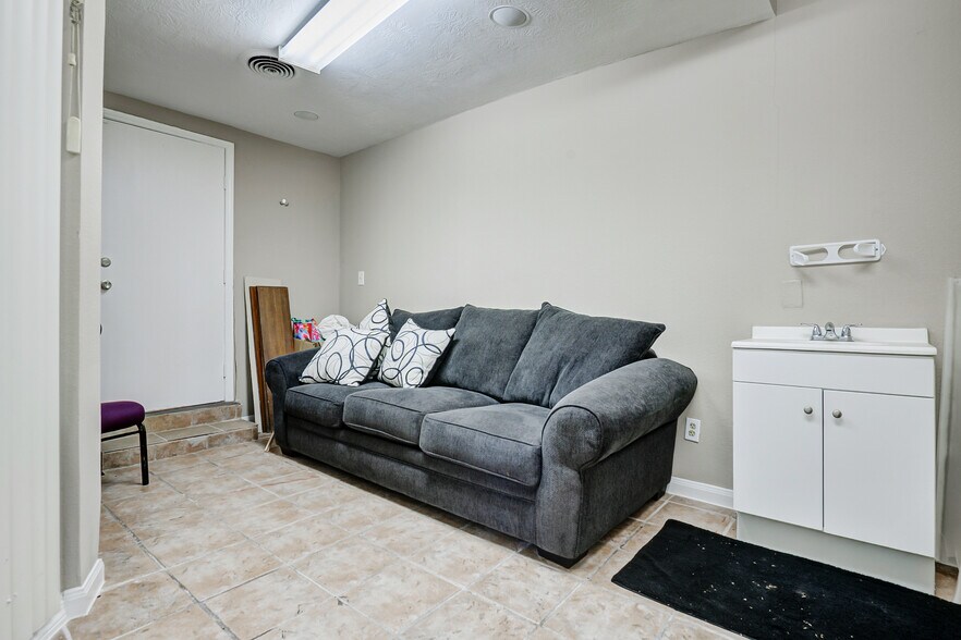 More Photos Of 2601 Prospect St, Houston Medical For Sale