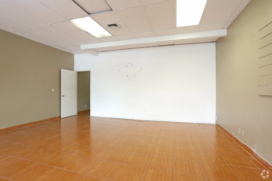 More Photos Of 3801 N University Dr, Sunrise Storefront Retail Office For Lease