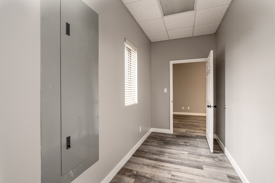 More Photos Of 2705 W Deyoung St, Marion Storefront Retail Office For Lease