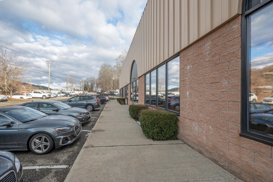 More Photos Of 1087 Federal Rd, Brookfield Warehouse For Lease