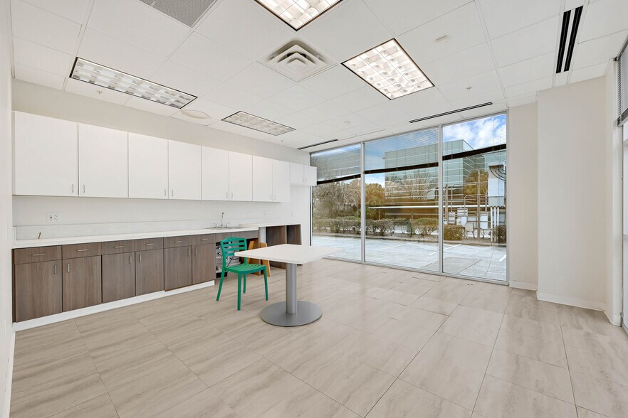 More Photos Of 7900 N Sam Houston Pky W, Houston Office For Lease