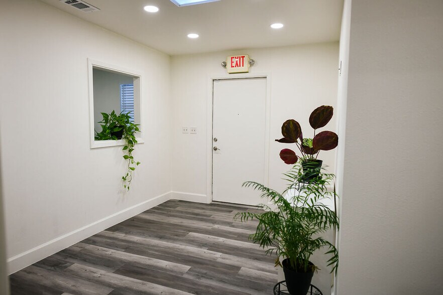 More Photos Of 11802 N IH-35, Austin Office For Sale