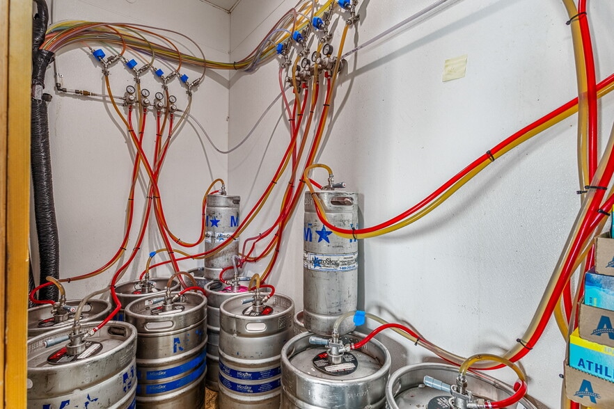 More Photos Of 555 9th St NW, Salem Bar For Lease