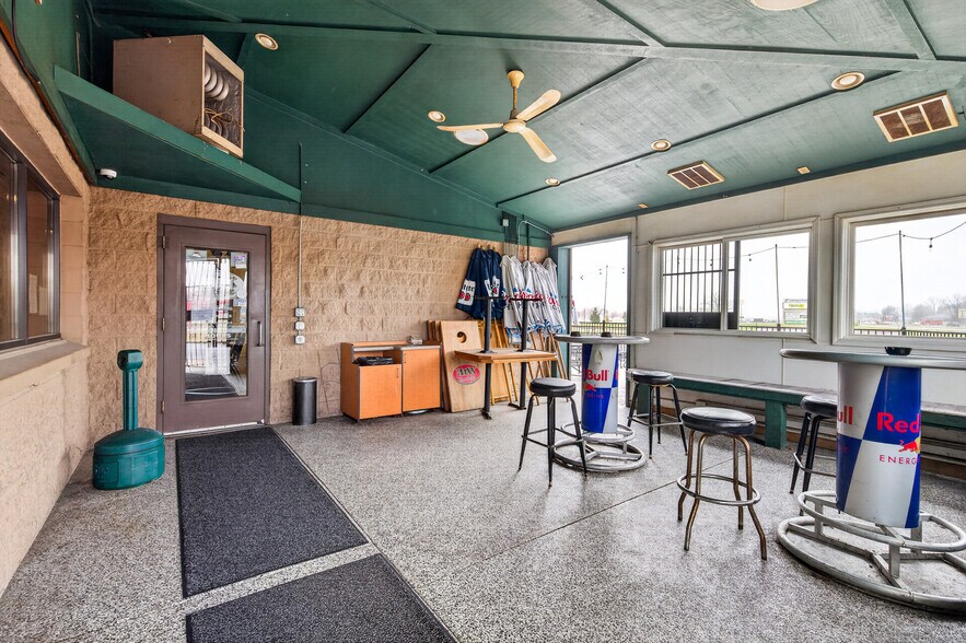 More Photos Of 17646 NE Central Ave, Ham Lake Restaurant For Sale