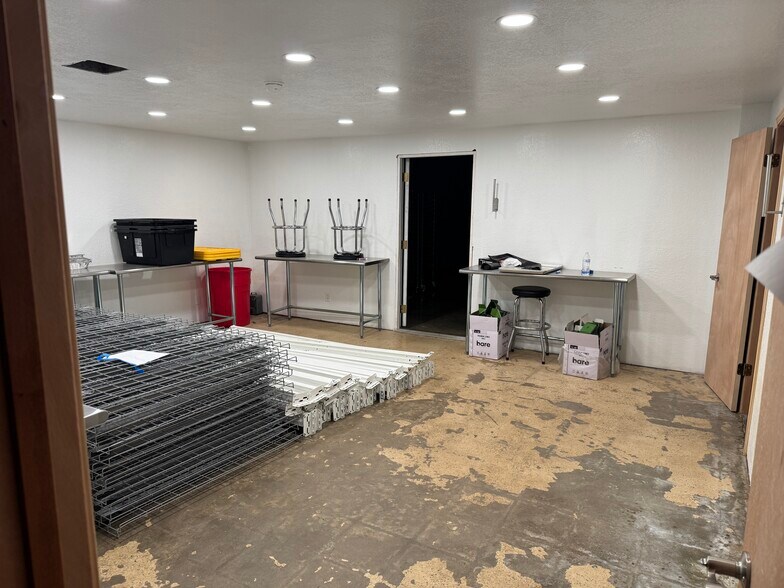 More Photos Of 507 48th St, Woodward Service For Sale